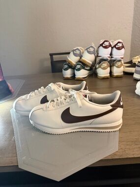 Nike Mens White Sneakers with Brown Swoosh